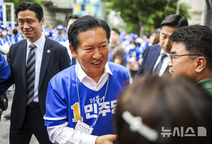 [서울=뉴시스] 정병혁 기자 = 문종철 더불어민주당 광진구청장 후보의 지원유세에 나선 정청래 더불어민주당 총괄상임선거대책위원장이 28일 서울 광진구 롯데백화점 건대스타시티점 앞에서 시민들과 인사를 나누고 있다. 2026.05.28. jhope@newsis.com