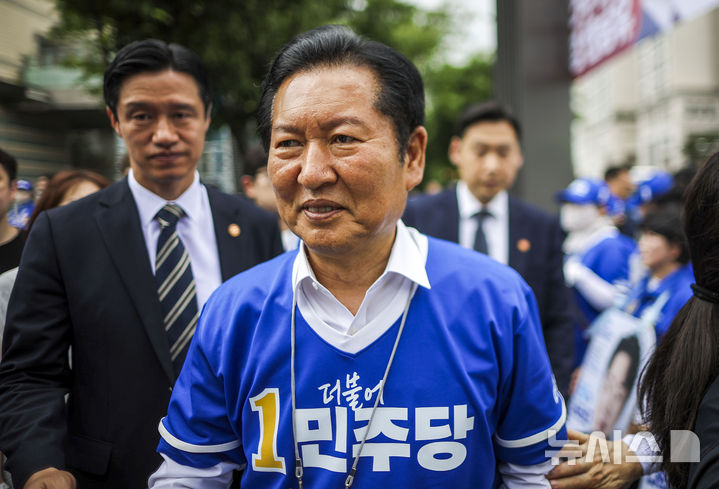 [서울=뉴시스] 정병혁 기자 = 문종철 더불어민주당 광진구청장 후보의 지원유세에 나선 정청래 더불어민주당 총괄상임선거대책위원장이 28일 서울 광진구 롯데백화점 건대스타시티점 앞에서 시민들과 인사를 나누고 있다. 2026.05.28. jhope@newsis.com