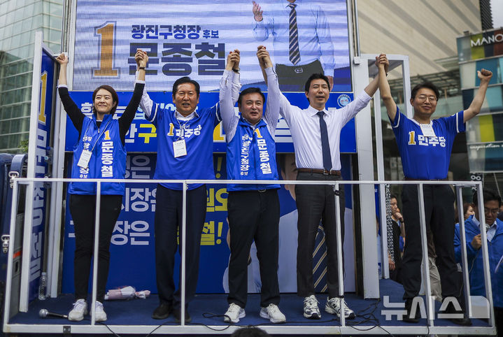 [서울=뉴시스] 정병혁 기자 = 정청래 더불어민주당 총괄상임선거대책위원장이 28일 서울 광진구 롯데백화점 건대스타시티점 앞에서 문종철 광진구청장 후보 지원유세를 하고 있다. 2026.05.28. jhope@newsis.com