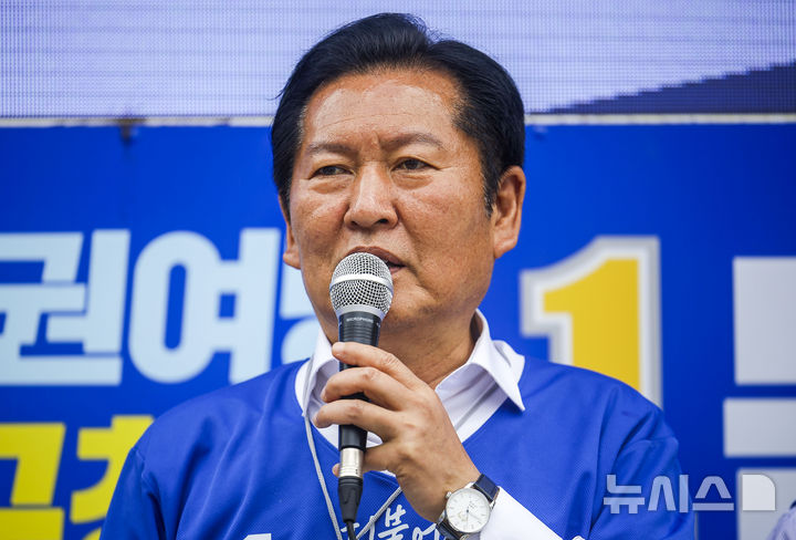 [서울=뉴시스] 정병혁 기자 = 정청래 더불어민주당 총괄상임선거대책위원장이 28일 서울 광진구 롯데백화점 건대스타시티점 앞에서 문종철 광진구청장 후보 지원유세를 하고 있다. 2026.05.28. jhope@newsis.com