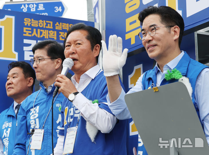 [서울=뉴시스] 박주성 기자 = 더불어민주당 정청래 총괄상임선거대책위원장이 28일 오전 서울 강동구 암사역사거리에서 김종무 강동구청장 후보 지지를 호소하고 있다. 2026.05.28. park7691@newsis.com