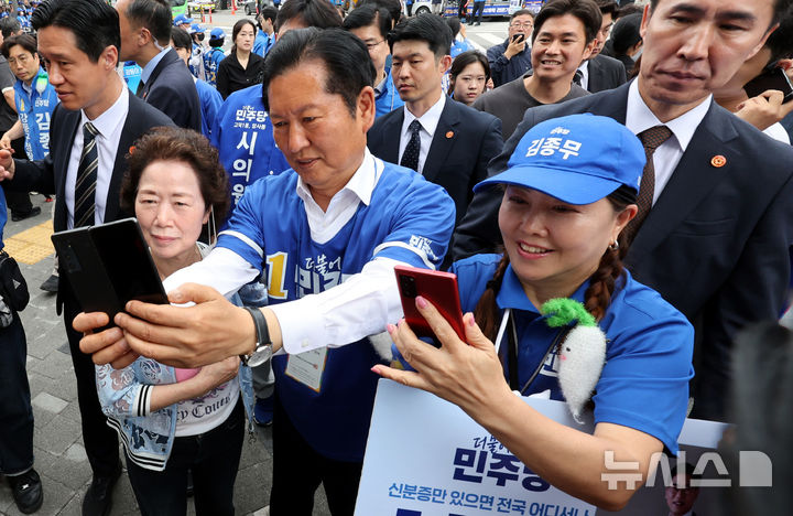 [서울=뉴시스] 박주성 기자 = 더불어민주당 정청래 총괄상임선거대책위원장이 28일 오전 서울 강동구 암사역사거리에서 김종무 강동구청장 후보 지원 유세 후 선거운동원들, 시민들과 사진을 찍고 있다. 2026.05.28. park7691@newsis.com