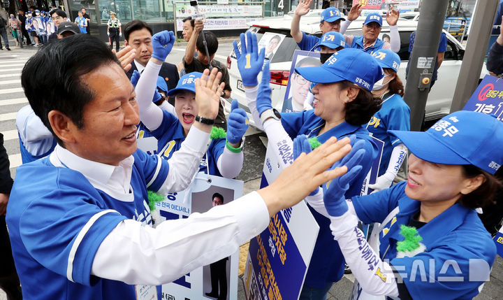 [서울=뉴시스] 박주성 기자 = 더불어민주당 정청래 총괄상임선거대책위원장이 28일 오전 서울 강동구 암사역사거리에서 김종무 강동구청장 후보 지원 유세 후 선거운동원들과 하이파이브를 하고 있다. 2026.05.28. park7691@newsis.com