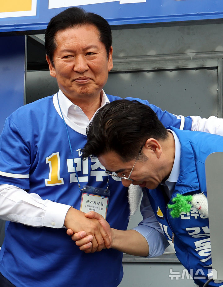 [서울=뉴시스] 박주성 기자 = 더불어민주당 정청래 총괄상임선거대책위원장이 28일 오전 서울 강동구 암사역사거리에서 김종무 강동구청장 후보 지지 발언을 마친후 포옹하고 있다. 2026.05.28. park7691@newsis.com