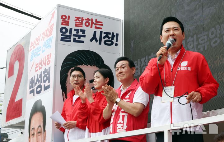 [논산=뉴시스] 김금보 기자 = 장동혁 국민의힘 대표가 28일 오후 충남 논산시 논산타워 앞에서 지원 유세를 하고 있다. 2026.05.28. kgb@newsis.com