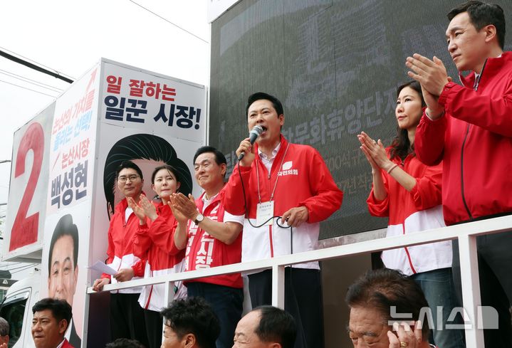[논산=뉴시스] 김금보 기자 = 장동혁 국민의힘 대표가 28일 오후 충남 논산시 논산타워 앞에서 지원 유세를 하고 있다. 2026.05.28. kgb@newsis.com