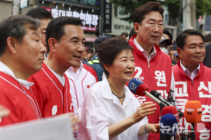 [원주=뉴시스] 김근수 기자 = 박근혜 전 대통령이 28일 오전 강원 원주 중앙시장에서 열린 김진태 국민의힘 강원도지사 후보 지지 현장 방문에서 취재진 질문에 답하고 있다. 2026.05.28. ks@newsis.com