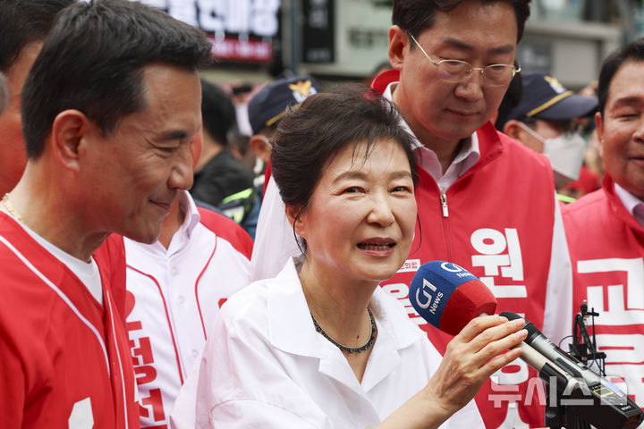[원주=뉴시스] 김근수 기자 = 박근혜 전 대통령이 28일 오전 강원 원주 중앙시장에서 열린 김진태 국민의힘 강원도지사 후보 지지 현장 방문에서 취재진 질문에 답하고 있다. 2026.05.28. ks@newsis.com