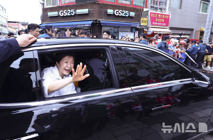 [원주=뉴시스] 김근수 기자 = 박근혜 전 대통령이 28일 오전 강원 원주 중앙시장에서 열린 김진태 국민의힘 강원도지사 후보 지지 현장 방문을 마치고 차량에 탑승하고 있다. 2026.05.28. ks@newsis.com