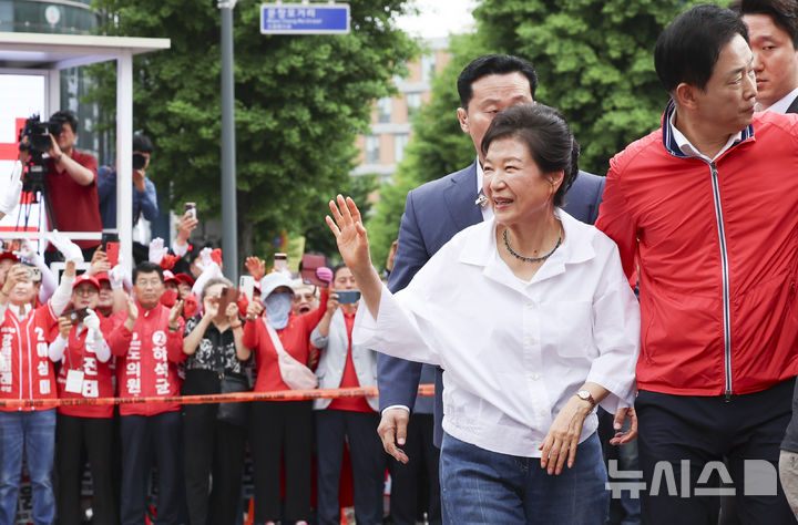 [원주=뉴시스] 김근수 기자 = 박근혜 전 대통령이 28일 오전 강원 원주 중앙시장에서 열린 김진태 국민의힘 강원도지사 후보 지지 현장 방문에서 시민들에게 인사를 하고 있다. 2026.05.28. ks@newsis.com