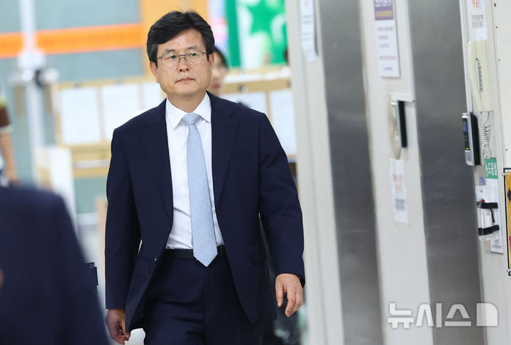[서울=뉴시스] 황준선 기자 = 강의구 전 대통령실 부속실장이 지난 5월 28일 서울 서초구 서울중앙지법에서 열린 선고기일에 출석하고 있다. 2026.08.24. hwang@newsis.com
