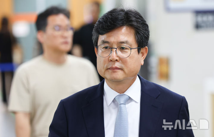 [서울=뉴시스] 황준선 기자 = 사진은 강의구 전 대통령실 부속실장이 지난달 28일 서울 서초구 서울중앙지방법원에서 열린 선고기일에 출석하는 모습. 2026.06.04. hwang@newsis.com