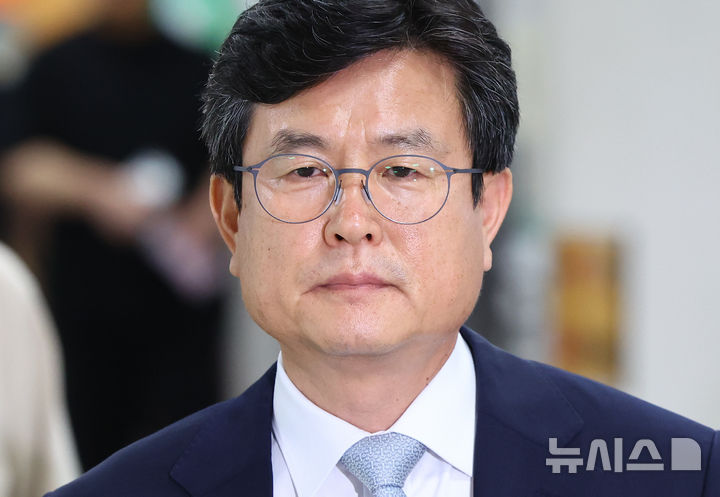[서울=뉴시스] 황준선 기자 =  12·3 비상계엄 당시 사후 계엄선포문을 작성한 혐의 등으로 재판에 넘겨진 강의구 전 대통령실 부속실장이 1심에서 징역 1년 6개월을 선고받았다. 사진은 12·3 비상계엄 당시 사후 계엄 선포문을 작성한 혐의로 기소된 강의구 전 대통령실 부속실장이 28일 서울 서초구 서울중앙지방법원에서 열린 선고기일에 출석하는 모습. 2026.05.28. hwang@newsis.com