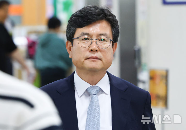 [서울=뉴시스] 황준선 기자 = 12·3 비상계엄 당시 사후 계엄 선포문을 작성한 혐의로 기소된 강의구 전 대통령실 부속실장이 28일 서울 서초구 서울중앙지방법원에서 열린 선고기일에 출석하고 있다. 2026.05.28. hwang@newsis.com