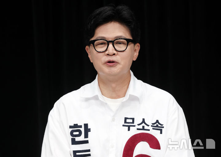  [부산=뉴시스] 하경민 기자 = 부산 북구갑 국회의원 보궐선거 후보자 토론회가 열린 28일 부산 동구 부산MBC에서 한동훈 무소속 후보가 인사말을 하고 있다. 2026.05.28. yulnetphoto@newsis.com