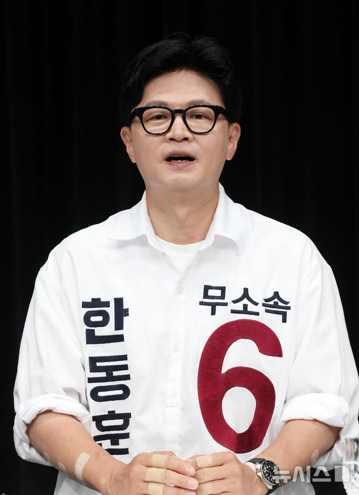  [부산=뉴시스] 하경민 기자 = 부산 북구갑 국회의원 보궐선거 후보자 토론회가 열린 28일 부산 동구 부산MBC에서 한동훈 무소속 후보가 인사말을 하고 있다. 2026.05.28. yulnetphoto@newsis.com