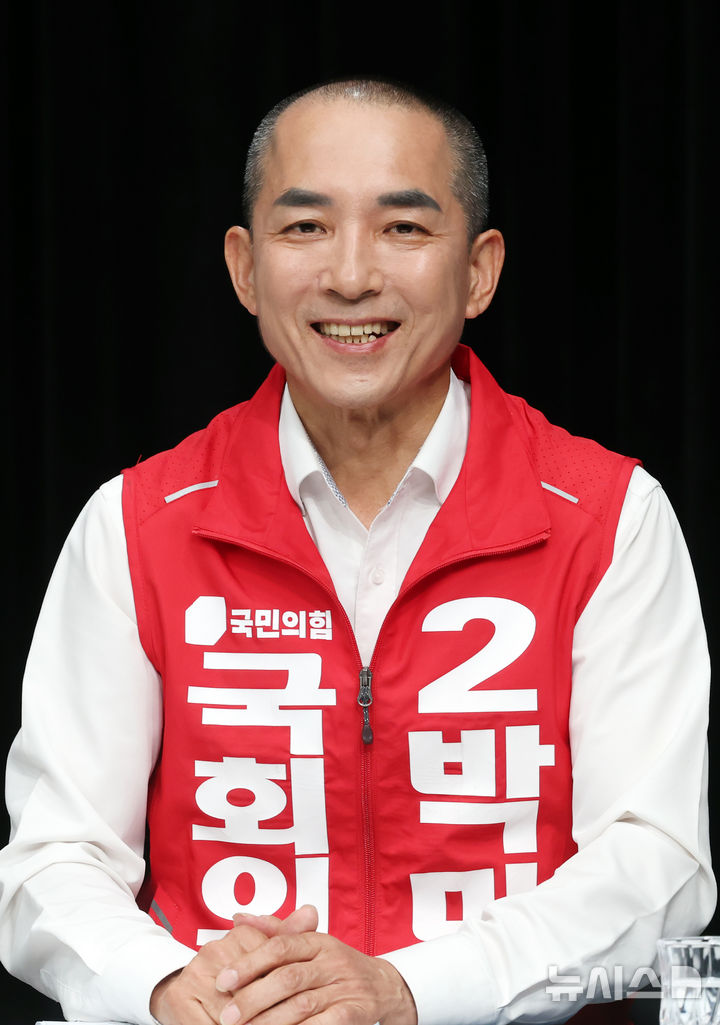  [부산=뉴시스] 하경민 기자 = 부산 북구갑 국회의원 보궐선거 후보자 토론회가 열린 28일 부산 동구 부산MBC에서 박민식 국민의힘 후보가 인사말을 하고 있다. 2026.05.28. yulnetphoto@newsis.com