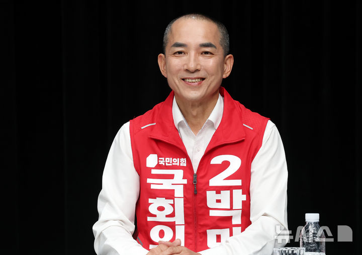 [부산=뉴시스] 하경민 기자 = 부산 북구갑 국회의원 보궐선거 후보자 토론회가 열린 28일 부산 동구 부산MBC에서 박민식 국민의힘 후보가 인사말을 하고 있다. 2026.05.28. yulnetphoto@newsis.com