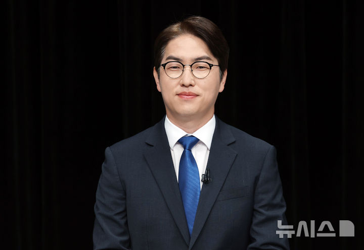  [부산=뉴시스] 하경민 기자 = 부산 북구갑 국회의원 보궐선거 후보자 토론회가 열린 28일 부산 동구 부산MBC에서 하정우 더불어민주당 후보가 인사말을 하고 있다. 2026.05.28. yulnetphoto@newsis.com