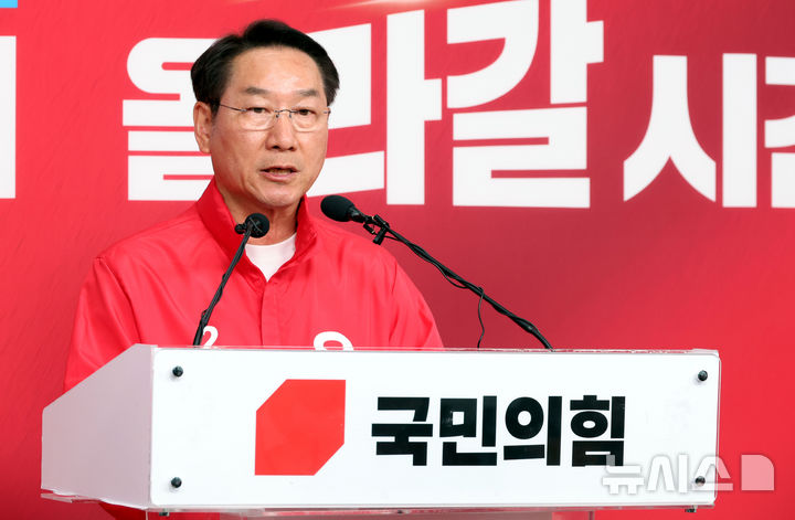 [서울=뉴시스] 조성봉 기자 = 유정복 국민의힘 인천시장 후보가 28일 오후 서울 여의도 중앙당사에서 열린 현안 관련 긴급 기자회견에서 발언을 하고 있다. 2026.05.28. suncho21@newsis.com