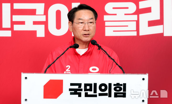 [서울=뉴시스] 조성봉 기자 = 유정복 국민의힘 인천시장 후보가 28일 오후 서울 여의도 중앙당사에서 열린 현안 관련 긴급 기자회견에서 발언을 하고 있다. 2026.05.28. suncho21@newsis.com