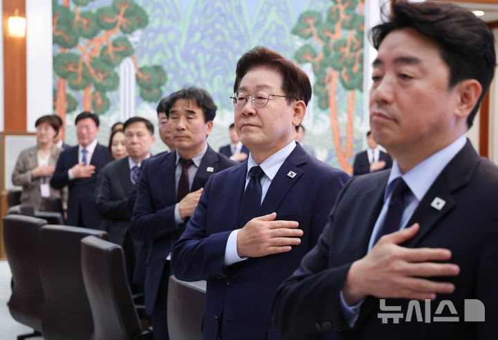 [서울=뉴시스] 고범준 기자 = 이재명 대통령이 28일 청와대에서 열린 수석보좌관회의에서 국민의례를 하고 있다. (청와대통신사진기자단) 2026.05.28. bjko@newsis.com