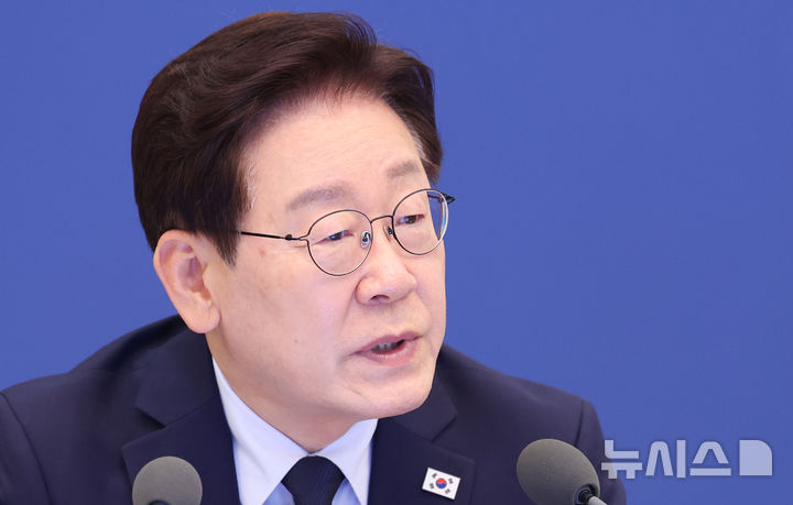 [서울=뉴시스] 고범준 기자 = 이재명 대통령이 28일 청와대에서 열린 수석보좌관회의에서 발언하고 있다. (청와대통신사진기자단) 2026.05.28. bjko@newsis.com