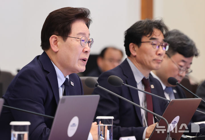 [서울=뉴시스] 고범준 기자 = 이재명 대통령이 28일 청와대에서 열린 수석보좌관회의에서 발언하고 있다. (청와대통신사진기자단) 2026.05.28. bjko@newsis.com
