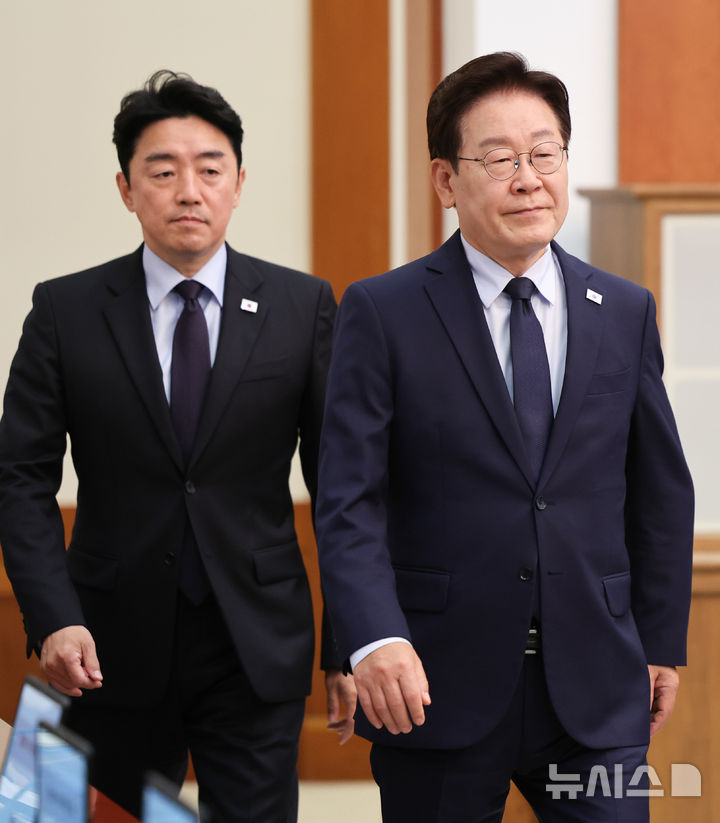 [서울=뉴시스] 고범준 기자 = 이재명 대통령이 28일 청와대에서 열린 수석보좌관회의에 입장하고 있다. (청와대통신사진기자단) 2026.05.28. bjko@newsis.c