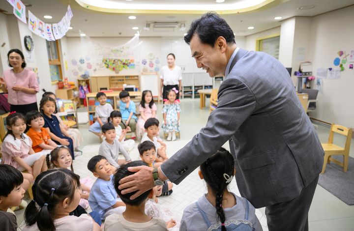 [서울=뉴시스] 안규백 국방부 장관이 28일 국방부 청사어린이집을 방문해 원아들과 대화하고 있다. (사진=국방부 제공) 2026.05.28. photo@newsis.com *재판매 및 DB 금지