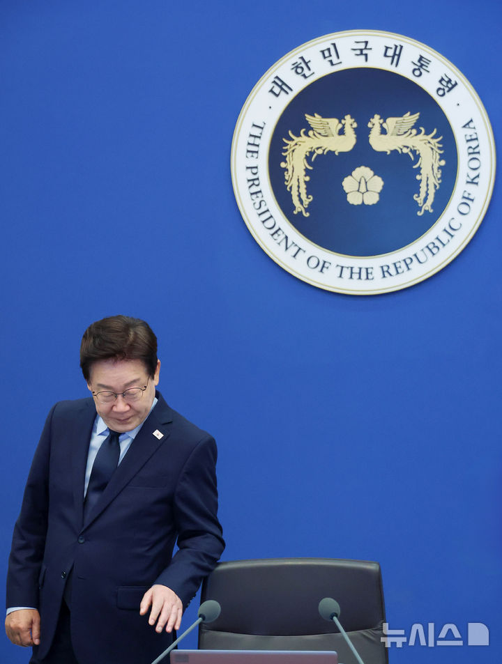 [서울=뉴시스] 고범준 기자 = 이재명 대통령이 28일 청와대에서 열린 수석보좌관회의에 입장하고 있다. (청와대통신사진기자단) 2026.05.28. bjko@newsis.com