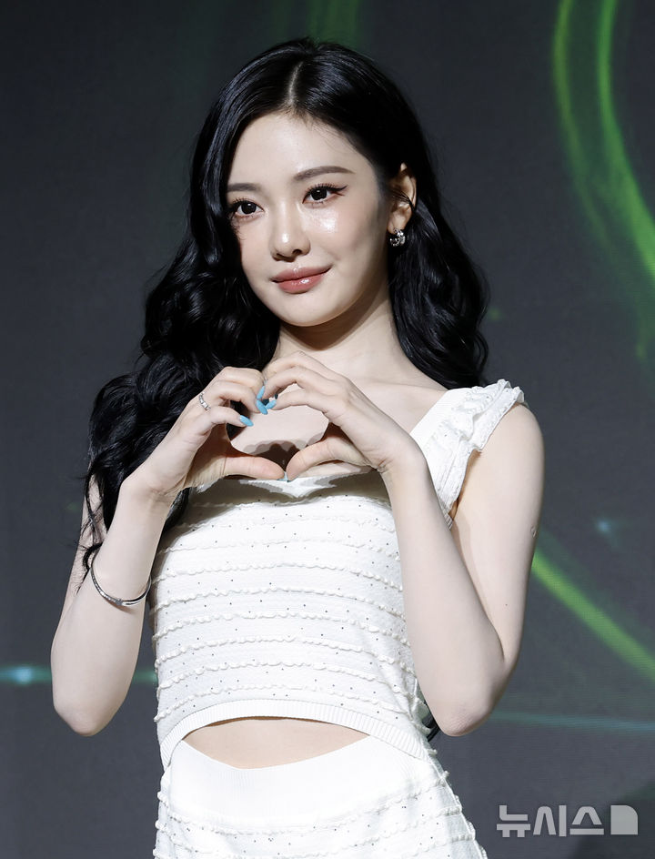 [서울=뉴시스] 김혜진 기자 = 그룹 에스파 닝닝이 28일 서울 송파구 소피텔에서 열린 두 번째 정규앨범 '레모네이드' 발매 기념 기자간담회에서 포즈를 취하고 있다. 2026.05.28. jini@newsis.com