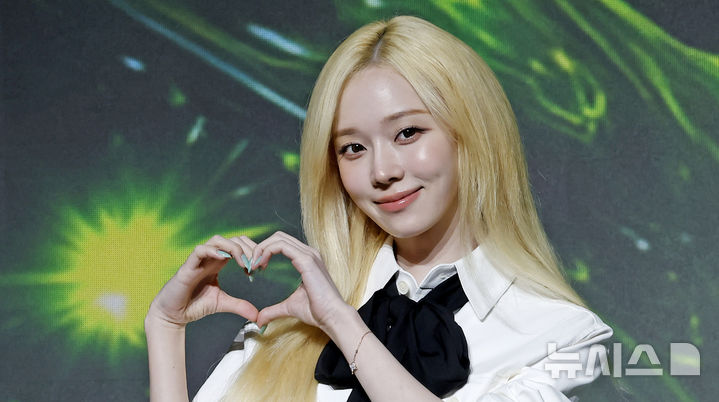 [서울=뉴시스] 김혜진 기자 = 그룹 에스파 윈터가 28일 서울 송파구 소피텔에서 열린 두 번째 정규앨범 '레모네이드' 발매 기념 기자간담회에서 포즈를 취하고 있다. 2026.05.28. jini@newsis.com