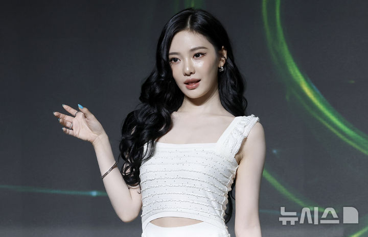 [서울=뉴시스] 김혜진 기자 = 그룹 에스파 닝닝이 28일 서울 송파구 소피텔에서 열린 두 번째 정규앨범 '레모네이드' 발매 기념 기자간담회에서 포즈를 취하고 있다. 2026.05.28. jini@newsis.com