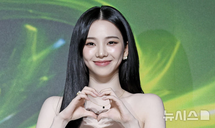[서울=뉴시스] 김혜진 기자 = 그룹 에스파 카리나가 28일 서울 송파구 소피텔에서 열린 두 번째 정규앨범 '레모네이드' 발매 기념 기자간담회에서 포즈를 취하고 있다. 2026.05.28. jini@newsis.com