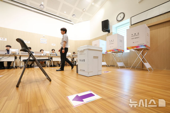 [서울=뉴시스] 김선웅 기자 = 제9회 전국동시지방선거 사전투표를 하루 앞둔 28일 서울 종로구 사직동 주민센터에 설치된 사전투표소에서 관계자들이 분주히 움직이고 있다. 2026.05.28. mangusta@newsis.com