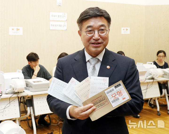 [서울=뉴시스] 김선웅 기자 = 윤호중 행정안전부 장관이 제9회 전국동시지방선거 사전투표를 하루 앞둔 28일 서울 종로구 사직동 주민센터에 설치된 사전투표소를 방문해 현장을 점검하고 있다. (공동취재) 2026.05.28. photo@newsis.com