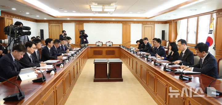 [서울=뉴시스] 조수정 기자 = 김민석 국무총리가 28일 오후 서울 종로구 정부서울청사에서 데이터관계장관회의를 주재하고 있다. 2026.05.28. chocrystal@newsis.com