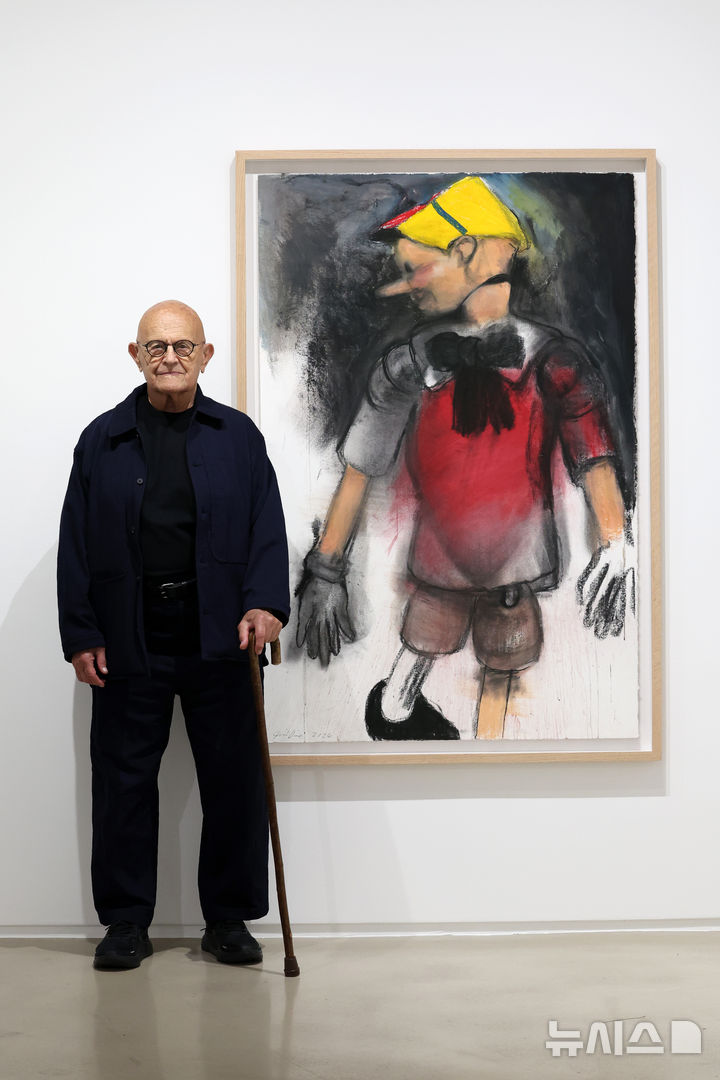 [서울=뉴시스] 박진희 기자 = 짐 다인(Jim Dine) 작가가 28일 서울 종로구 피비갤러리(PIBI GALLERY)에서 개인전 'My Words & Pinocchio' 기자간담회를 하고 있다. 작가는 이번 전시에 피노키오 신작 드로잉·조각, 시 드로잉, 그리고 현장 wall drawing을 선보인다. 2026.05.28. pak7130@newsis.com