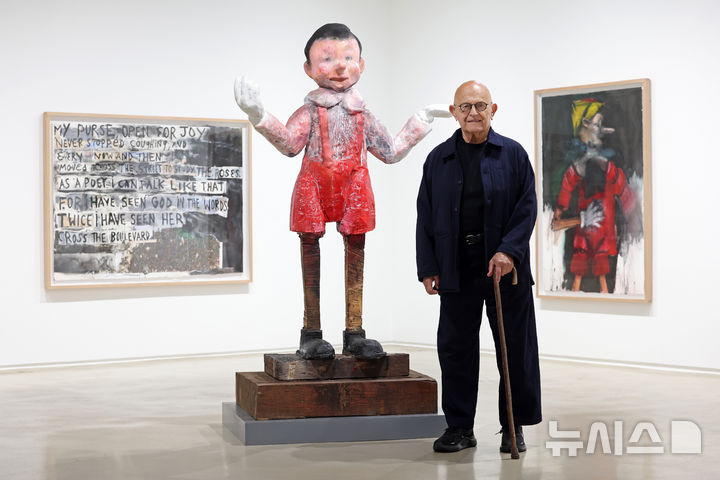[서울=뉴시스] 박진희 기자 = 짐 다인(Jim Dine) 작가가 28일 서울 종로구 피비갤러리(PIBI GALLERY)에서 개인전 'My Words & Pinocchio' 기자간담회를 하고 있다. 작가는 이번 전시에 피노키오 신작 드로잉·조각, 시 드로잉, 그리고 현장 wall drawing을 선보인다. 2026.05.28. pak7130@newsis.com