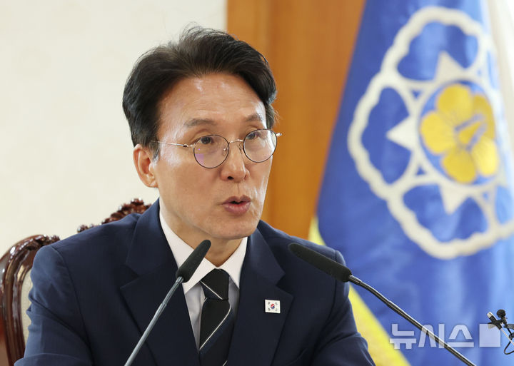 [서울=뉴시스] 조수정 기자 = 김민석 국무총리가 28일 오후 서울 종로구 정부서울청사에서 데이터관계장관회의를 주재하고 있다. 2026.05.28. chocrystal@newsis.com
