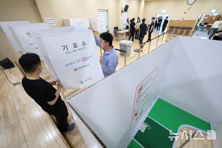 [서울=뉴시스] 전신 기자 = 제9회 전국동시지방선거 사전투표를 하루 앞둔 28일 서울 종로 1·2·3·4가동 주민센터에 마련된 사전투표소에서 선거사무원 등이 장비를 점검하고 있다. 2026.05.28. photo1006@newsis.com