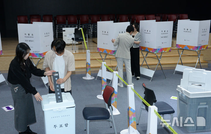 [울산=뉴시스] 배병수 기자 = 제9회 전국동시지방선거 사전투표를 하루 앞둔 28일 울산 남구청 6층 대강당에서 선관위 관계자들이 사전투표소를 설치하고 있다. 2026.05.28. bbs@newsis.com.