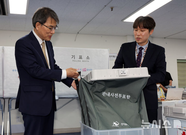 [서울=뉴시스] 배훈식 기자 = 제9회 전국동시지방선거 사전투표를 하루 앞둔 28일 오후 서울 서대문구 신촌동 사전투표소에서 노태악(왼쪽) 중앙선거관리위원장이 투명한 투표함을 살펴보고 있다. 2026.05.28. dahora83@newsis.com