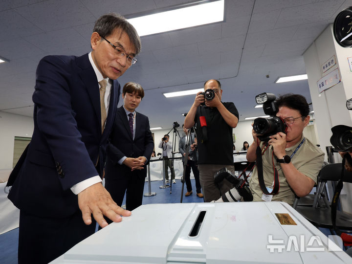 [서울=뉴시스] 배훈식 기자 = 제9회 전국동시지방선거 사전투표를 하루 앞둔 28일 오후 서울 서대문구 신촌동 사전투표소에서 노태악 중앙선거관리위원장이 투표함을 살펴보고 있다. 2026.05.28. dahora83@newsis.com