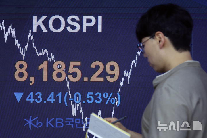 [서울=뉴시스] 고승민 기자 = 코스피가 전 거래일(8228.70)보다 43.41포인트(0.53%) 내린 8185.29에 마감한 28일 서울 여의도 kb국민은행 딜링룸에서 관계자가 업무를 보고 있다. 코스닥 지수는 전 거래일(1133.13)보다 28.77포인트(2.54%) 하락한 1104.36에 거래를 마쳤다. 서울 외환시장에서 원·달러 환율은 전 거래일(1501.2원)보다 1.6원 오른 1502.8원에 주간 거래를 마감했다. 2026.05.28. kkssmm99@newsis.com