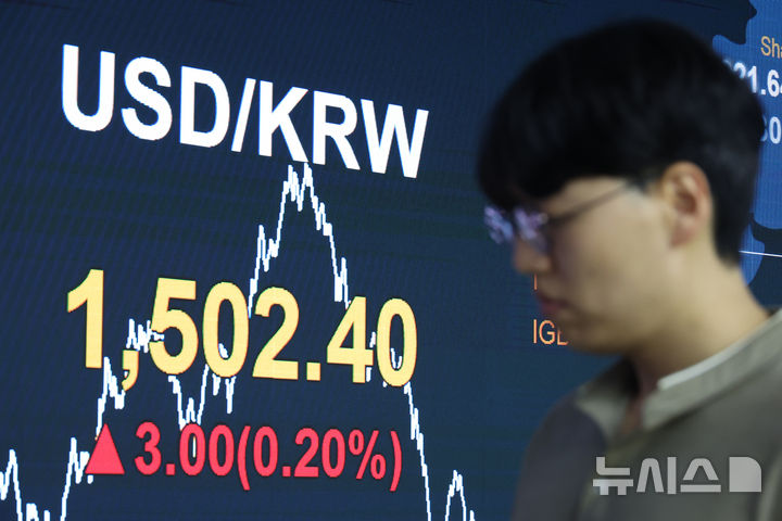 [서울=뉴시스] 고승민 기자 = 지난 28일 서울 여의도 kb국민은행 딜링룸에서 관계자가 업무를 보고 있다. 2026.05.28. kkssmm99@newsis.com