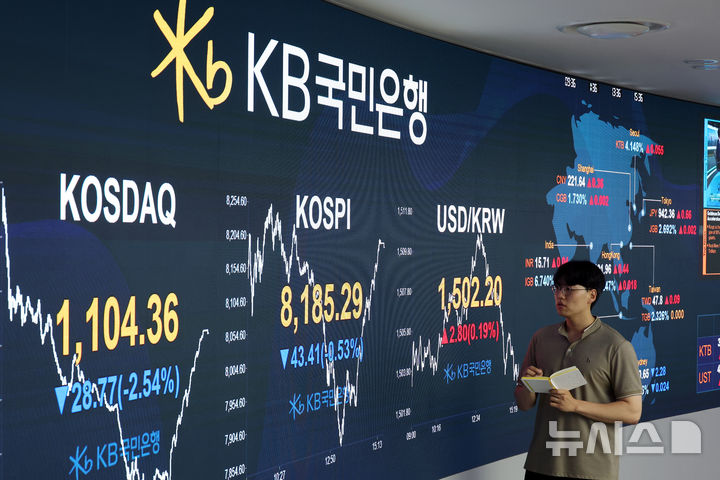 [서울=뉴시스] 고승민 기자 = 28일 서울 여의도 kb국민은행 딜링룸에서 관계자가 업무를 보고 있다. 2026.05.28. kkssmm99@newsis.com