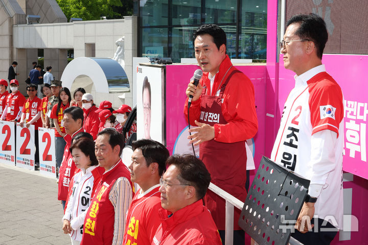 [대전=뉴시스] 김금보 기자 = 장동혁 국민의힘 대표가 28일 오후 대전시 유성구 충남대학교 정문 앞에서 열린 대전 유성구 합동 유세에서 연설하고 있다. 2026.05.28. kgb@newsis.com