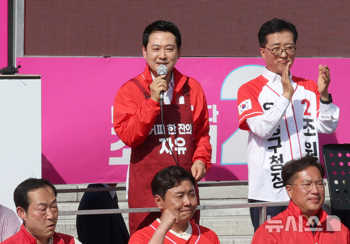 [대전=뉴시스] 김금보 기자 = 장동혁 국민의힘 대표가 28일 오후 대전시 유성구 충남대학교 정문 앞에서 열린 대전 유성구 합동 유세에서 연설하고 있다. 2026.05.28. kgb@newsis.com